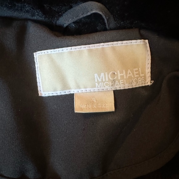 Chic Black Jacket with Faux Fur Collar - Picture 4 of 5